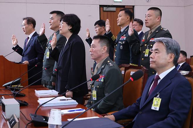 21일 오전 국회 법제사법위원회에서 열린 \'순직 해병 진상규명 방해 및 사건은폐 등의 진상규명을 위한 특별검사 임명법\'(채상병특검법)에 대한 입법청문회에서 핵심 증인인 이종섭 전 국방부 장관과 임성근 전 해병대 1사단장이 증인선서를 거부한 채 자리에 앉아 있다. 앞줄 왼쪽부터 박성재 법무부 장관, 박정훈 전 해병대 수사단장, 유재은 국방부 법무관리관, 임성근 전 해병대 1사단장, 이종섭 전 국방부 장관. 연합뉴스