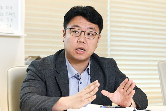 조용채 교수가 서울대 연구실에서 석유와 가스가 나올 수 있는 지층의 구조에 대해서 설명하고 있다. 김종호 기자