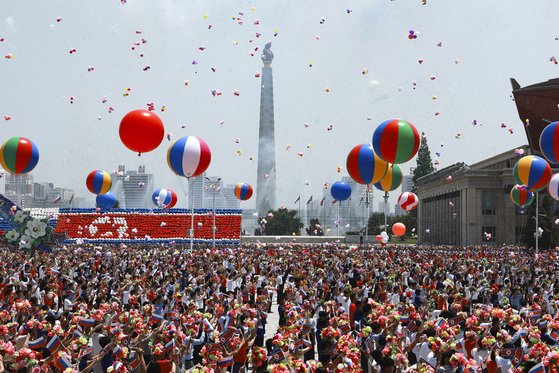 푸틴 러시아 대통령을 환영하기 위해 19일 평양 김일성 광장에 모인 북한 사람들. AP=연합뉴스