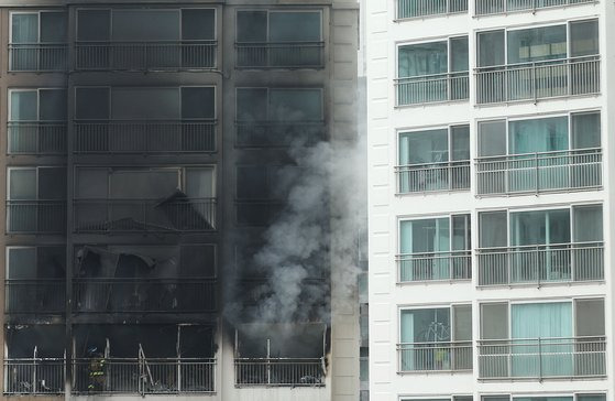 20일 오후 서울 강남구 역삼동 한 아파트 10층에서 화재가 발생해 소방대원들이 진화작업을 하고 있다. 연합뉴스