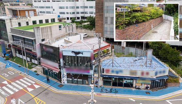 부산 해운대구 우동의 슬럼화한 상가 건물 앞을 20일 주민이 지나고 있다. A 주식회사가 이곳에 주상복합건물을 짓는 사업을 추진하지만 구는 골목길(작은 사진)이 행정 자산이라는 이유로 1년2개월째 사업승인을 불허하고 있다. 이원준 기자 windstorm@kookje.co.kr