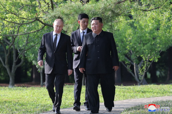 김정은 북한 국무위원장과 블라디미르 푸틴 러시아 대통령이 19일 평양 금수산 영빈관 정원구역에서 통역관만 대동한 채 산책하는 모습을 조선중앙통신이 20일 공개했다. 김 위원장은 푸틴 대통령에게 북한 최고훈장인 김일성훈장을 수여하고 북한 국견인 풍산개 한 쌍을 선물했다. 연합뉴스