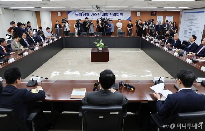 안덕근 산업통상자원부 장관이 21일 서울 종로구 석탄회관 대회의실에서 열린 동해심해 가스전 개발전략회의에서 모두발언을 하고 있다. /사진=뉴시스