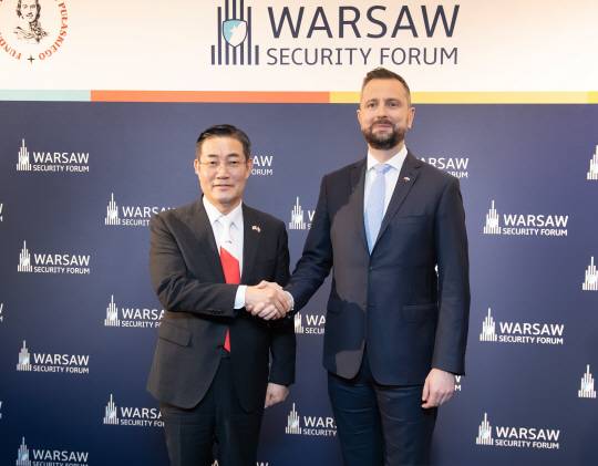 21일 폴란드 에어포트 오케체 호텔에서 열린 한·폴란드 전략대화에 참석한 신원식(왼쪽) 국방부 장관과 코시니악-카미슈 (오른쪽) 폴란드 국방장관이 함께 악수를 나누며 기념사진을 촬영하고 있다. 국방부 제공