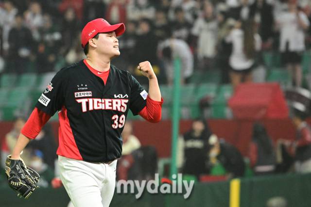 2024년 4월 16일 인천SSG랜더스필드에서 진행된 '2024 신한 SOL 뱅크 KBO 리그' 기아-SSG의 경기.KIA 최지민이 8회말 실점 찬스를 넘긴 뒤 포효하고 있다./마이데이리