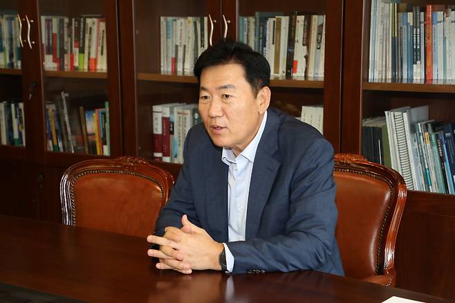 최저임금위원회 사용자 측 운영위원인 류기정 경총 총괄 전무가 지난 19일 헤럴드경제와 가진 인터뷰에서 현 최저임금 상황과 관련한 발언을 하고 있다. [경총 제공]