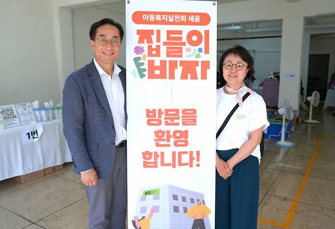 김기준(왼쪽) 고려아연 지속가능경영본부장이 서울 양평동에 위치한 아동복지실천회 ‘세움’의 신사옥에서 진행된 ‘집들이 바자회’에서 기념 촬영을 하는 모습. [고려아연 제공]