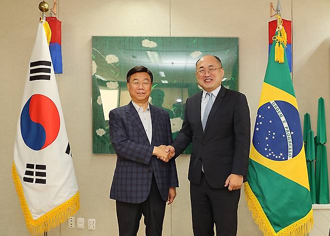 신상진 성남시장이 20일(현지시간) 브라질 상파울루 대한민국 총영사관에서 황인상 상파울루 한국 총영사와 기념사진을 찍고 있다.[성남시 제공]