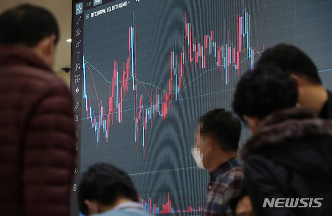 [서울=뉴시스] 조성우 기자 = 양도세 기준 상향과 가상 자산 과세 유예를 골자로 하는 소득세법 개정안이 국회 본회의를 통과한 3일 오후 서울 서초구 빗썸 고객지원센터가 고객들로 붐비고 있다. 2021.12.03. xconfind@newsis.com