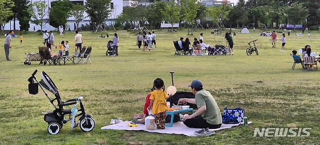 [전주=뉴시스] 김얼 기자 = 15일 오후 전북 전주시 세병공원을 찾은 시민들이 일몰시간에 맞춰 피크닉을 즐기고 있다. 2024.06.15. pmkeul@newsis.com