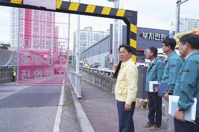 강기정 광주광역시장이 21일 오후 북구 동림동 죽림지하차도를 찾아 여름철 호우 대비 지하차도 자동 차단시설 등 안전관리 실태를 점검하고 있다. 광주광역시 제공