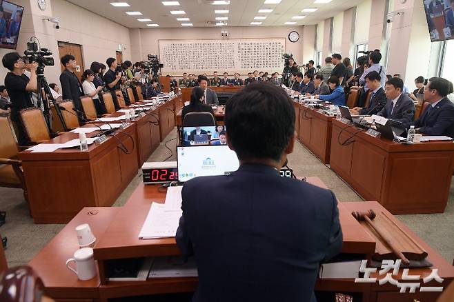 21일 서울 여의도 국회 법제사법위원회에서 열린 순직 해병 수사 방해 및 사건 은폐 등의 진상규명을 위한 특별검사의 임명 등에 관한 법률안 관련 입법청문회에 여당인 국민의힘 의원들이 불참하며 빈자리가 보이고 있다. 윤창원 기자
