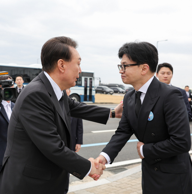 ▲윤석열 대통령이 22일 경기도 평택 소재 해군 제2함대사령부에서 거행된 제9회 서해수호의날 기념식 행사를 마친 뒤 헤어지며 국민의힘 한동훈 비상대책위원장의 어깨를 두드려 주며 악수하고 있다. ⓒ연합뉴스