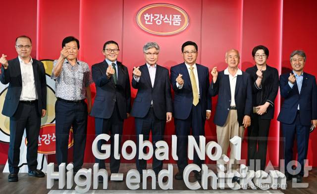 ▲한국농수산식품유통공사 김춘진 사장(우측 4번째), ㈜한강식품 박길연 대표이사(우측 5번째), 농림축산식품부 정혜련 국제협력관(우측 2번째), 한국토종닭협회 문정진 회장(좌측 3번째)ⓒ한국농수산식품유통공사