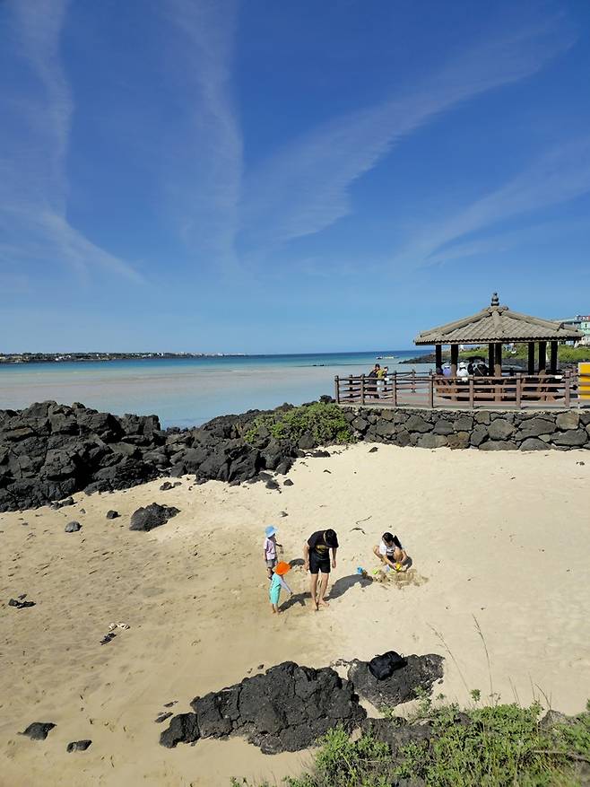 표선해변 모래사장.