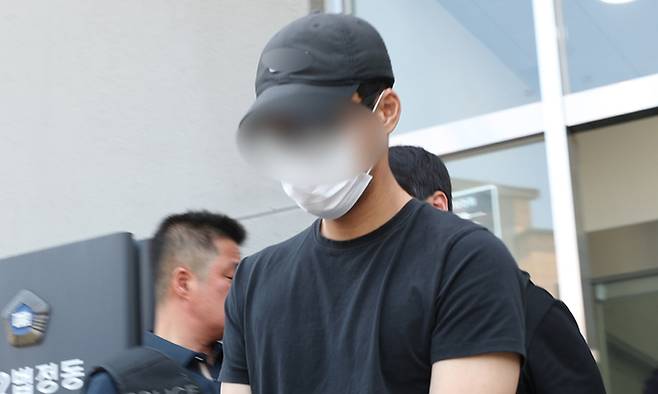 육군 12사단 훈련병 사망사건과 관련해 규정을 위반한 군기훈련(얼차려)을 실시한 혐의로 부중대장(중위)이 21일 강원 춘천지방법원에서 열린 구속 전 피의자 심문(영장실질심사)을 마치고 법원을 나오고 있다. 연합뉴스