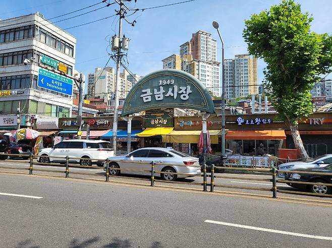 21일 오전 서울시 성동구 금호동의 명소 전통시장 금남시장 전경.