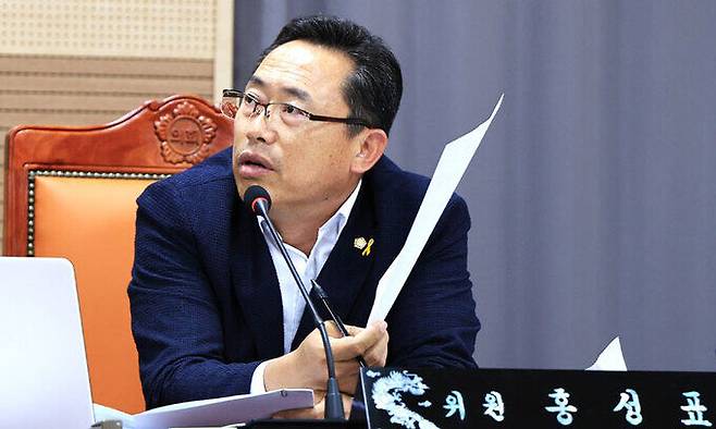 아산시의회 건설도시위원회 홍성표 의원이 21일 행정사무감사에서 공공임대주택이 너무 작은 평수로 지어져 공가율이 높다며 개선을 요구했다.