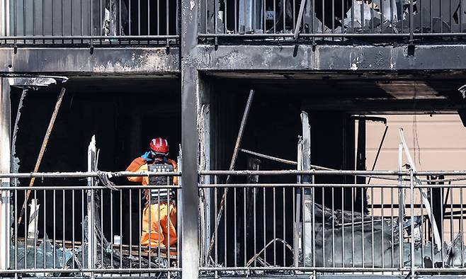 21일 전날 화재가 발생했던 서울 강남구 역삼현대아이파크 아파트에서 소방관들이 화재 현장감식을 하고 있다. 뉴시스