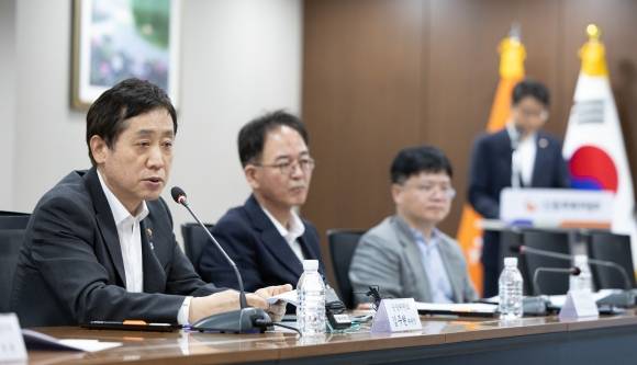 금융·통신 취약층 재기지원방안 간담회 참석한 김주현 위원장 - 김주현 금융위원회 위원장이 20일 오후 서울 중구 신용회복위원회에서 열린 금융·통신 취약층 재기지원방안 발표 및 간담회에서 발언을 하고 있다. 2024.6.20  뉴스1
