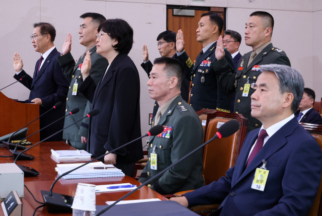 증인선서를 거부한 이종섭(오른쪽부터) 전 국방부 장관, 임성근 전 해병대 1사단장이 21일 오전 국회 법제사법위원회에서 열린 ‘순직 해병 진상규명 방해 및 사건은폐 등의 진상규명을 위한 특별검사 임명법’에 대한 입법청문회에서 자리에 앉아 있는 동안 박성재(왼쪽부터) 법무부 장관, 박정훈 전 해병대 수사단장, 유재근 전 국방부 법무비서관 등이 일어나 증인선서를 하고 있다. 연합뉴스