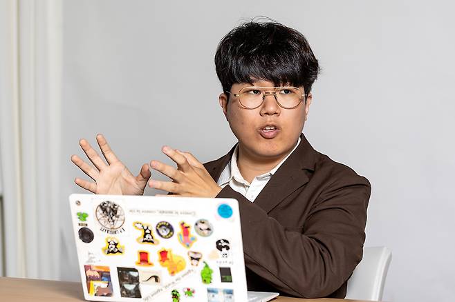 김경수 영화평론가 겸 인터넷 밈 연구자가 5월29일 <시사IN> 편집국에서 인터뷰하고 있다. ⓒ시사IN 박미소