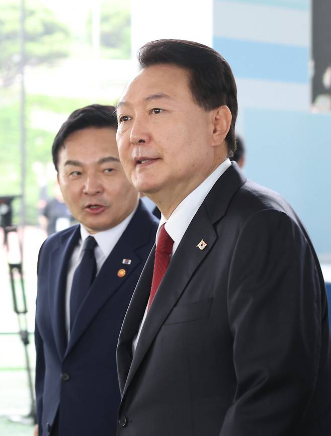 6월20일 국민의힘 당 대표 출마를 선언한 원희룡 전 국토부장관(왼쪽)은 그 하루 전날 윤석열 대통령과 만난 것으로 확인됐다. 사진은 지난해 6월30일 '대곡-소사 복선전철' 개통 기념식에 참석한 윤 대통령과 원희룡 전 장관 ⓒ연합뉴스