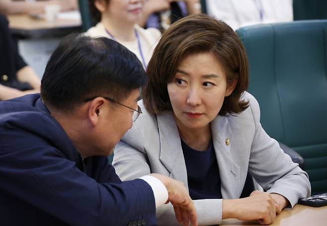 국민의힘 당권주자인 나경원 의원이 6월20일 국회 의원회관에서 열린 '교제폭력방지법 정책토론회'에 참석, 정점식 정책위의장과 대화하고 있다. ⓒ연합뉴스