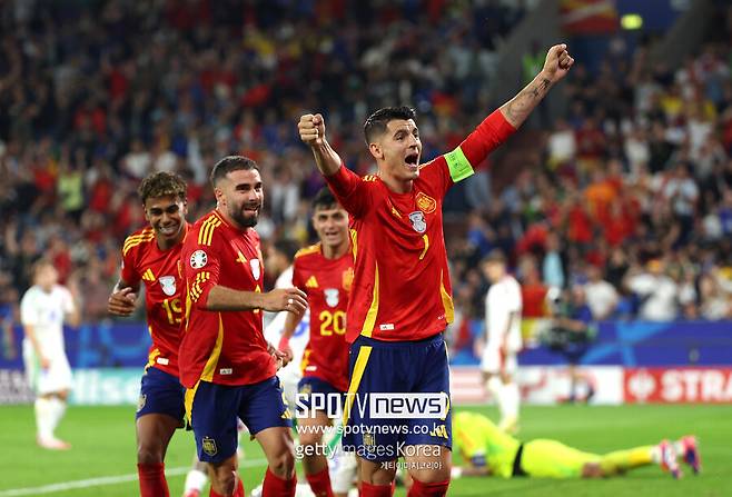 ▲ 무적함대 스페인이 두 경기 만에 유로2024 16강 진출을 확정했다. 스페인은 21일(한국시간) 독일 아레나 아우프샬케에서 열린 유로 2024 B조 2차전에서 이탈리아를 1-0으로 꺾었다. 1차전에서 크로아티아를 3-0으로 제압한 스페인은 승점을 6점으로 쌓아 최종전 결과에 관계 없이 16강 진출을 확정지었다. 개최국 독일에 이어 두 번째 16강 진출이다.