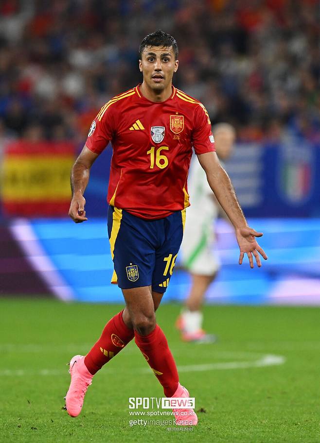 ▲ 무적함대 스페인이 두 경기 만에 유로2024 16강 진출을 확정했다. 스페인은 21일(한국시간) 독일 아레나 아우프샬케에서 열린 유로 2024 B조 2차전에서 이탈리아를 1-0으로 꺾었다. 1차전에서 크로아티아를 3-0으로 제압한 스페인은 승점을 6점으로 쌓아 최종전 결과에 관계 없이 16강 진출을 확정지었다. 개최국 독일에 이어 두 번째 16강 진출이다.