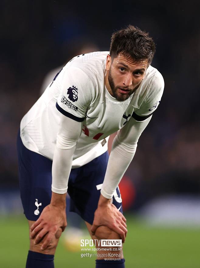 ▲ 벤탄쿠르가 손흥민을 향한 인종차별 논란이 있었다. 벤탄쿠르는 우루과이 방송 '포르 라 카미세타'에 출연해 "손흥민 사촌 유니폼은 어떤가. 어차피 그쪽 사람들은 다 똑같이 생겼다"라며 진행자의 한국인 선수 유니폼 요청에 농담을 던졌다. 명백한 인종차별적 발언이었다. 해당 발언이 사회관계망서비스(SNS)를 타고 전 세계에 퍼지자 벤탄쿠르를 향한 비판이 쇄도했고, 벤탄쿠르가 "진짜 나쁜 농담이었어. 다른 사람을 존중하지 않는다거나 상처 주려는 말이 아니었다는 걸 알거야. 사랑해 손흥민"이라고 인스타그램 스토리를 올렸지만 진정성에 의문이 있었다. 손흥민 애칭인 'SONNY'를 'SONY'로 표기했다