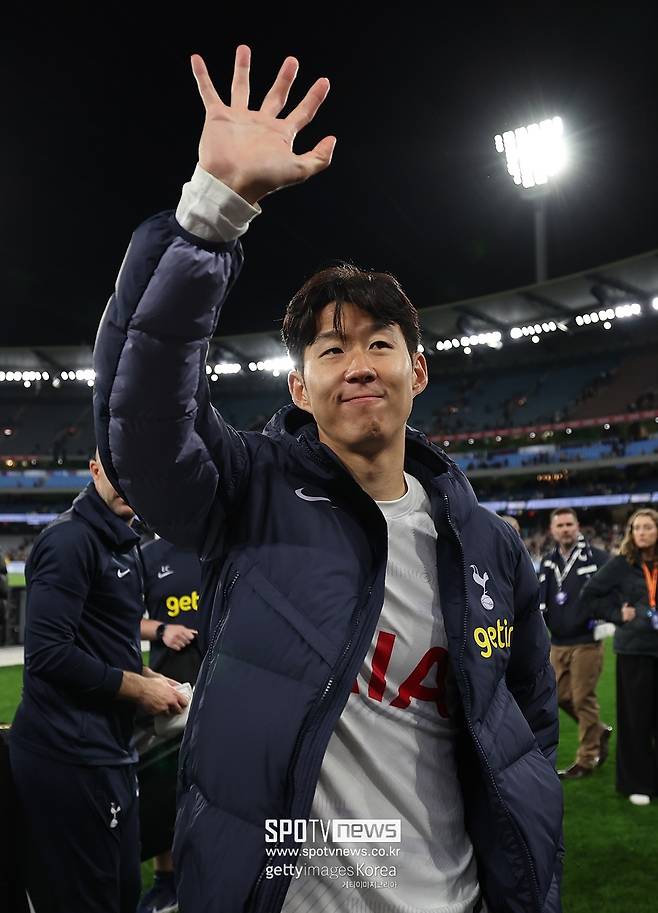 ▲ 손흥민과 로드리고 벤탄쿠르. 같은 토트넘 동료인데 이해할 수 없는 인터뷰를 했다. 벤탄쿠르가 손흥민을 향해 인종차별 발언을 했고, 사과에도 논란은 더 커졌다. 이후 손흥민이 용서했다는 SNS, 토트넘 구단 공식 반응까지 나왔지만 비난 여론은 여전히 거세다. 국내 언론뿐 아니라 이젠 영국 매체들까지 합세했다. 상황이 커지자 잉글랜드축구협회(FA)가 움직였다. 벤탄쿠르 징계를 구체적으로 논의 중이다.