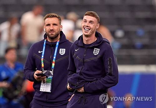 잉글랜드가 21일(한국시간) 독일 프랑크푸르트 암마인에 있는 프랑크푸르트 아레나에서 열린 덴마크와의 유럽축구연맹(UEFA) 유로 2024 C조 2차전에서 1-1로 무승부를 거뒀다. 프리미어리그 22골 11도움으로 에당 아자르에 이어 20골-10도움을 기록한 최초의 선수가 된 콜 팔머는 두 경기 연속 벤치를 지키며 가레스 사우스게이트 감독과 불화의 기류가 감지됐다. 연합뉴스