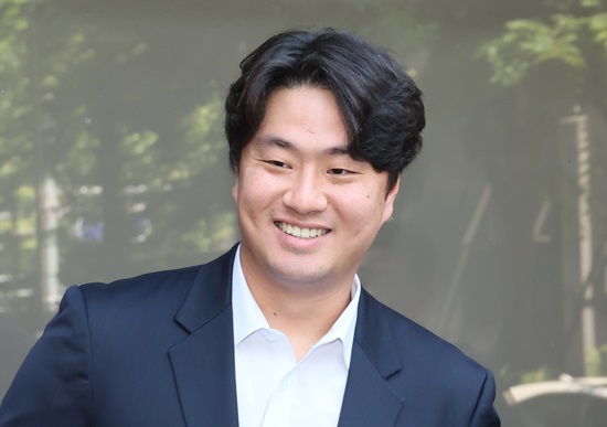 두산 베어스 투수 이영하가 지난 6월 13일 열린 고교시절 학교 폭력 가해 의혹 관련 항소심 재판에서 1심에 이어 무죄를 선고 받았다. 다만 최근 2년 연속 재판으로 선수 생활에 지장을 받으면서 FA 자격에 취득한 등록일수를 채우지 못하는 피해를 입었다. 사진 연합뉴스