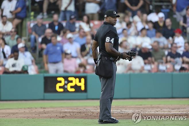 흑인리그 헌정 경기를 주관한 MLB 흑인 심판 [AP=연합뉴스]