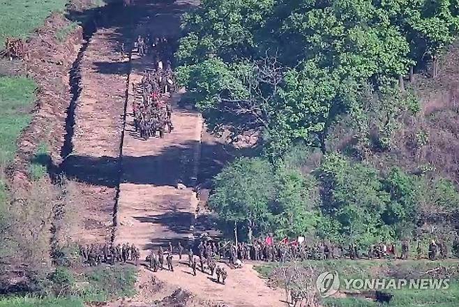 전술도로 보강 작업 중인 북한군 (서울=연합뉴스) 최근 비무장지대(DMZ)에서 작업 중이던 북한군 다수 인원이 지뢰 폭발로 다치거나 숨지는 사고가 발생했다고 군 당국이 18일 밝혔다.
    합동참모본부 관계자는 이날 언론브리핑에서 "북한군은 전선지역 일대 불모지 조성 및 지뢰 작업 중 여러 차례의 지뢰 폭발 사고로 다수의 사상자가 발생하고 있음에도 불구하고 무리하게 (DMZ에서) 작업을 진행하고 있는 것으로 보인다"고 밝혔다.
    사진은 전선지역에서 전술도로 보강 작업 중인 북한군. 2024.6.18 [합동참모본부 제공. 재판매 및 DB 금지] photo@yna.co.kr