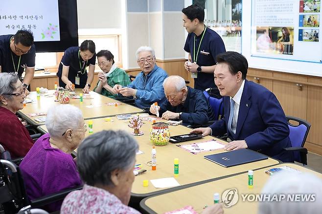 나라사랑 액자 만들기 참여한 윤석열 대통령 (서울=연합뉴스) 홍해인 기자 = 윤석열 대통령이 21일 경기도 수원시 장안구 보훈요양원을 방문해 프로그램실에서 참전용사 및 전상·전몰군경 유족 어르신들과 '나라사랑 액자 만들기' 체험활동에 참여하고 있다. 2024.6.21 [대통령실 제공. 재판매 및 DB 금지] hihong@yna.co.kr