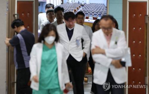 총회 마친 서울의대·서울대병원 교수들 (서울=연합뉴스) 신현우 기자 = 20일 오전 종로구 서울대학교 융합관 박희택홀에서 서울의대·서울대병원 교수협의회 비상대책위원회가 연 총회에 참석한 교수들이 총회를 마친 뒤 나오고 있다. 2024.6.20 nowwego@yna.co.kr