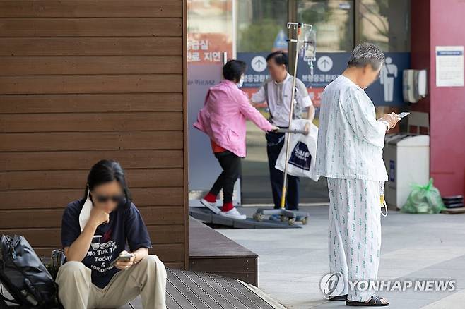 범의료계특위 출범, 서울대병원 휴진중단 투표…의정대화 '기로' (서울=연합뉴스) 윤동진 기자 = 서울의대-서울대병원 교수 비상대책위원회(비대위)의 휴진관련 투표 결과가 예정된 21일 서울 종로구 서울대학교병원에서 환자가 대기하고 있다. 2024.6.21 mon@yna.co.kr