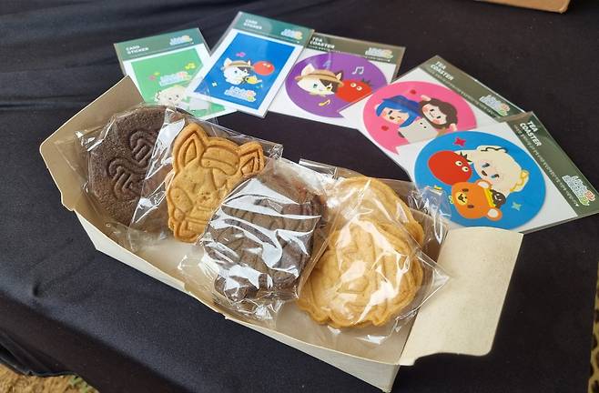 '마비노기' 20주년 판타지 파티 많관부스에서 판매된 쿠키 세트 및 한정판 굿즈.