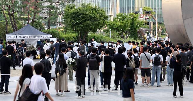 19일 오후 서울 용산역 광장에 마련된 시민 추모 분향소에 추모 행렬이 이어지고 있다.(사진=뉴시스)