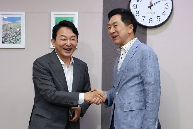 국민의힘 당대표 선거에 출마하는 원희룡(왼쪽) 전 국토교통부 장관이 지난 21일 서울 여의도 국회 의원회관을 찾아 김기현 의원을 예방, 악수를 하고 있다. (사진=뉴시스)