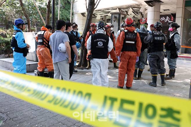 20일 서울 양천구 목동의 주상복합아파트 지하주차장 화재 현장에서 화재감식이 진행되고 있다.(사진=뉴시스)