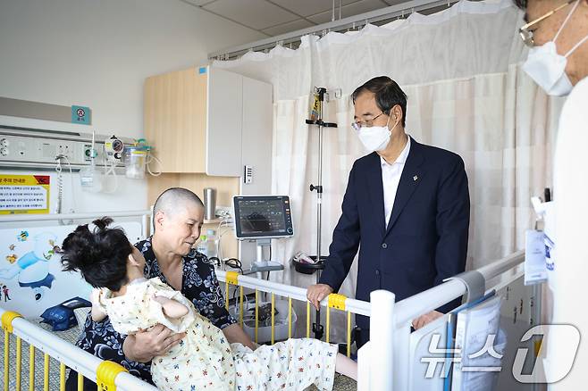 한덕수 국무총리가 21일 충남 천안 단국대병원에서 지난주 환우단체 간담회에 참석했던 김정애님의 자녀 퇴원 현장 방문해 위로하고 있다. (총리실 제공)2024.6.21/뉴스1 ⓒ News1 허경 기자