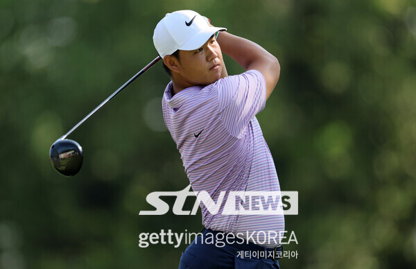 김주형이 10번 홀 티샷을 날리고 있다.  22일(한국시간) 미국 코너티컷주 크롬웰의 TPC 리버하이랜드(파70)에서 열린 미국프로골프(PGA) 투어 '트래블러스 챔피언십(총상금 2000만 달러)' 2라운드에서 5타를 줄이며 중간 합계 13언더파 127타로 단독 선두에 올랐다.  사진┃게티이미지코리아