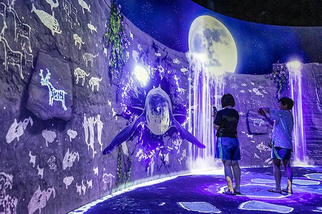 '웨일즈 판타지움'에선 '울산 반구대 암각화'를 모티브로 한 인터랙티브 미디어 전시를 체험할 수 있다. / 이신영 영상미디어 기자