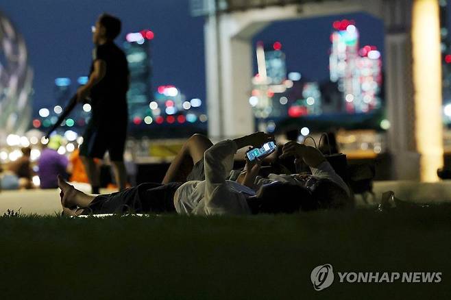 서울 반포한강공원에서 열대야에 지친 시민들이 휴식을 취하고 있다. 연합뉴스