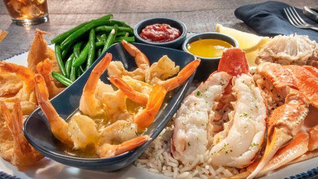 레드 랍스터의 새우-랍스터-게 플래터 메뉴.