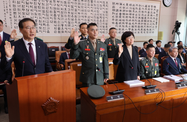 ▲ 박성재 법무부 장관(앞줄 왼쪽부터), 박정훈 전 해병대 수사단장, 유재근 전 국방부 법무비서관 등이 지난 21일 오전 국회 법제사법위원회에서 열린 ‘순직 해병 진상규명 방해 및 사건은폐 등의 진상규명을 위한 특별검사 임명법’(채상병특검법)에 대한 입법청문회에 증인으로 출석해 증인선서를 하는 동안 선서를 거부한 임성근 전 해병대 1사단장, 이종섭 전 국방부 장관이 자리에 앉아 있다. [연합뉴스 자료사진]