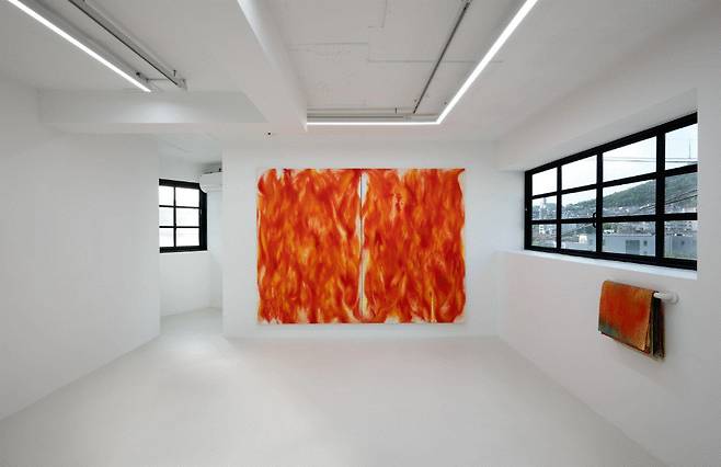 An installation view of "House on Fire" at Esther Schipper in Seoul (Courtesy of the gallery, Lee Hyun-jun)